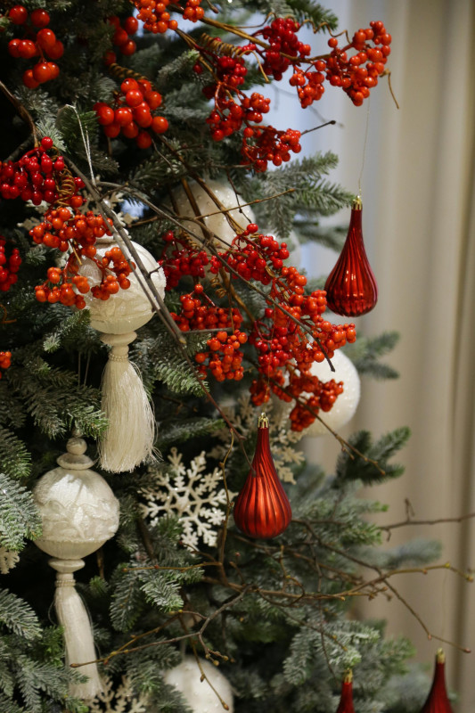 Елка с оформлением РЯБИНОВАЯ РОСКОШЬ