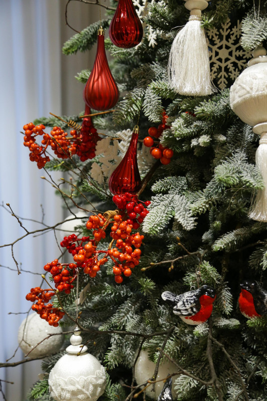 Елка с оформлением РЯБИНОВАЯ РОСКОШЬ