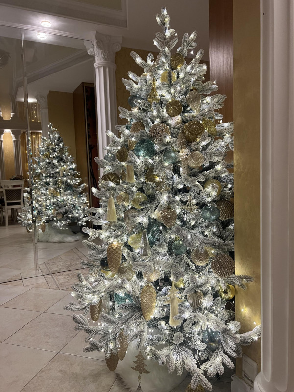 Елка с оформлением заснеженная ТИФФАНИ-ЗОЛОТО