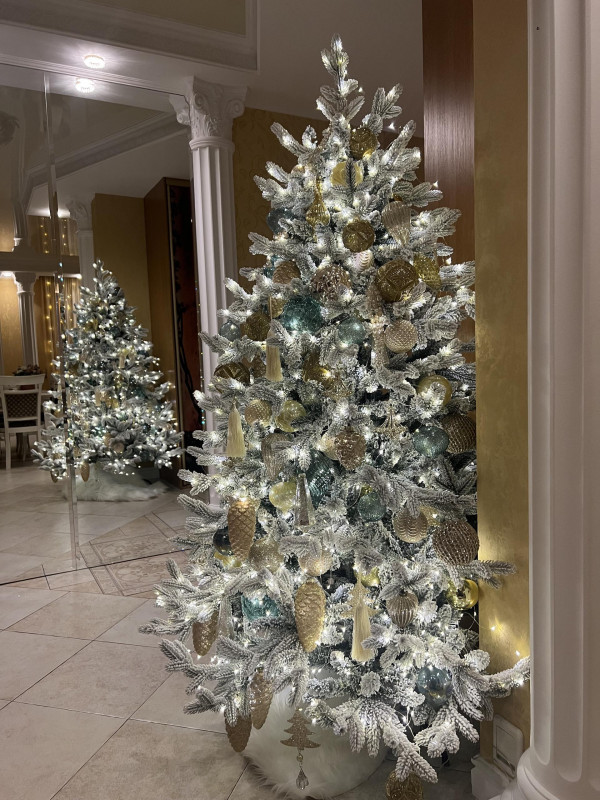 Елка с оформлением заснеженная ТИФФАНИ-ЗОЛОТО