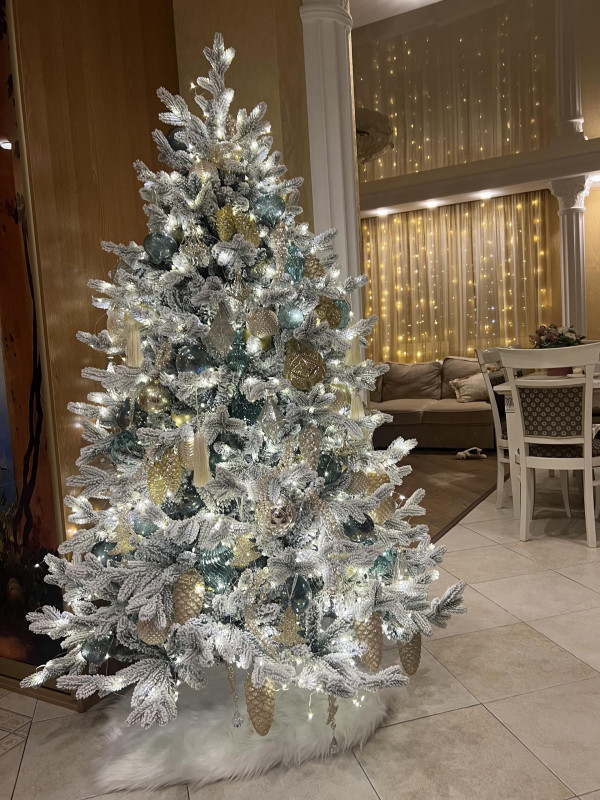 Елка с оформлением заснеженная ТИФФАНИ-ЗОЛОТО