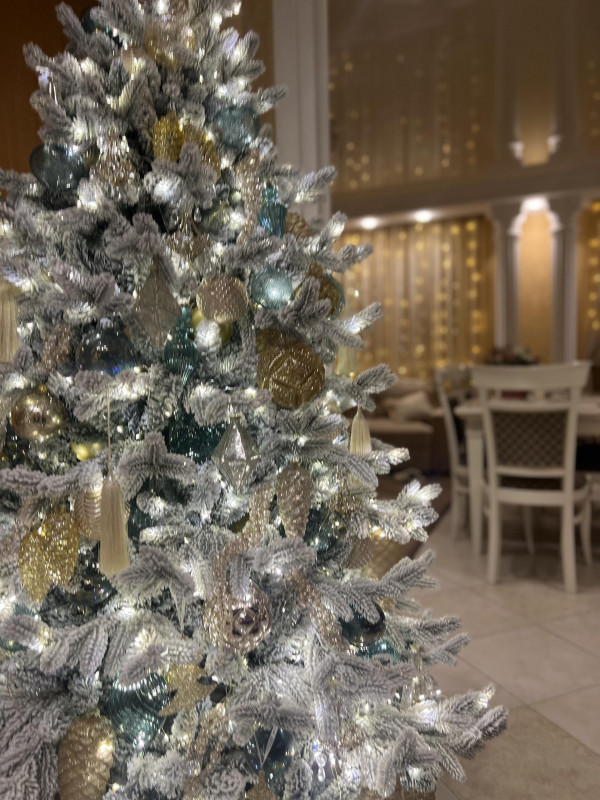 Елка с оформлением заснеженная ТИФФАНИ-ЗОЛОТО