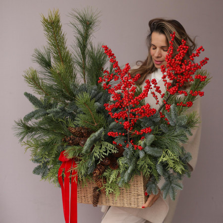Рождественский * букет из ели и илекса в корзине * 