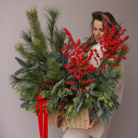 Рождественский * букет из ели и илекса в корзине *