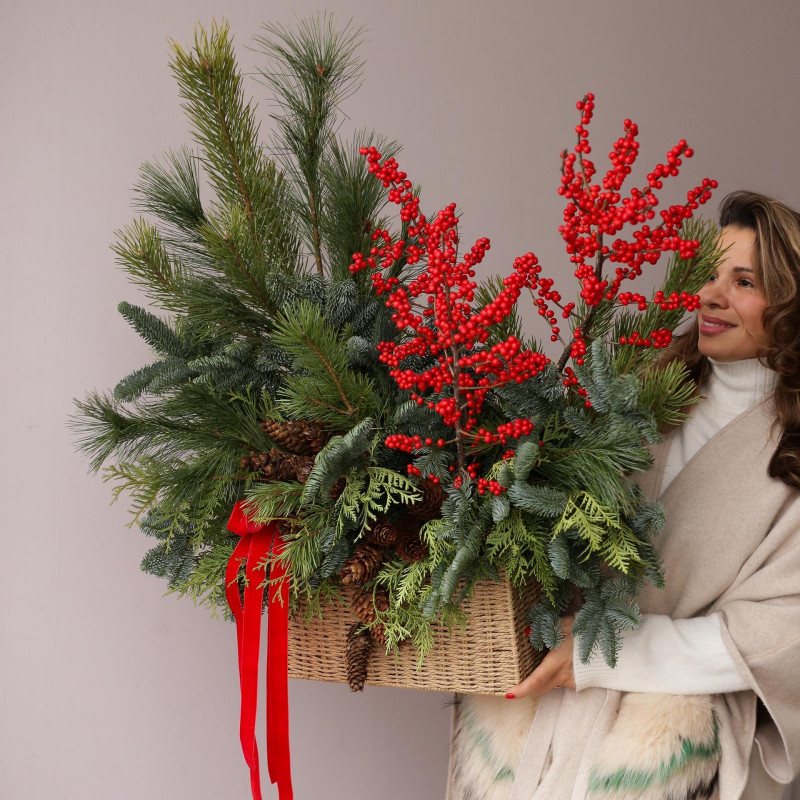 Рождественский * букет из ели и илекса в корзине *