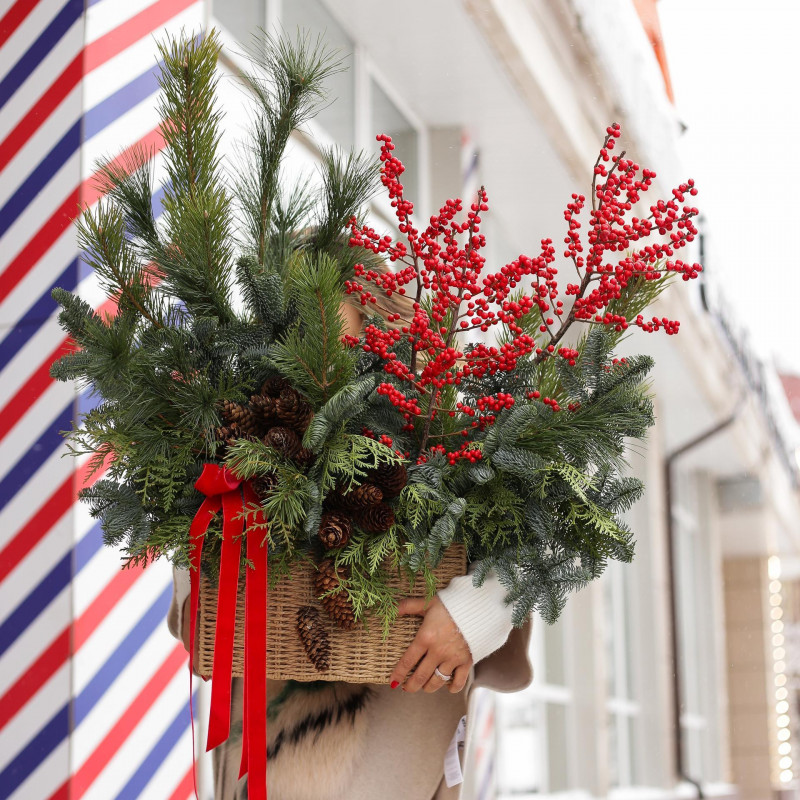 Рождественский * букет из ели и илекса в корзине *