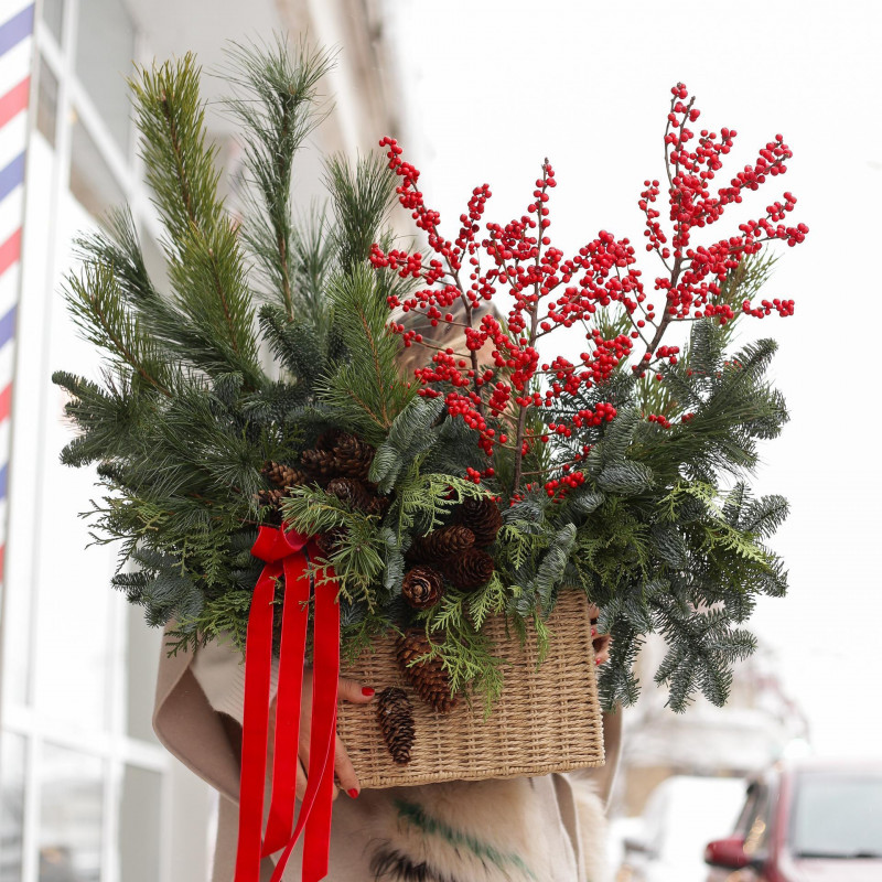 Рождественский * букет из ели и илекса в корзине *