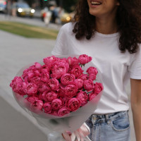 Букет малиновых пионовидных роз МАРСАЛА