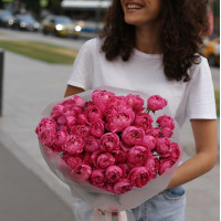 Букет малиновых пионовидных роз МАРСАЛА