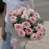 Букет пионовидных роз с эвкалиптом, 17 шт.