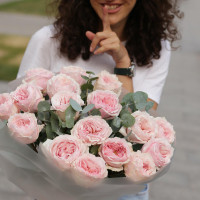 Букет пионовидных роз с эвкалиптом, 17 шт.