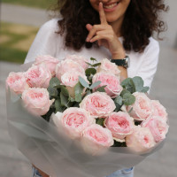 Букет пионовидных роз с эвкалиптом, 17 шт.
