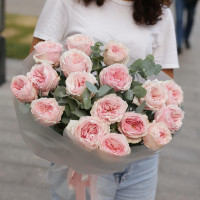 Букет пионовидных роз с эвкалиптом, 17 шт.