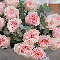 Букет пионовидных роз с эвкалиптом, 17 шт.