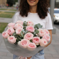 Букет пионовидных роз с эвкалиптом, 17 шт.