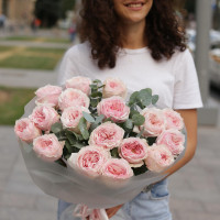 Букет пионовидных роз с эвкалиптом, 17 шт.