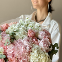 Букет с гортензиями и пионовидными розами БЕЛЛИНИ