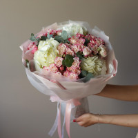 Дуо-букет с кустовыми розами и белой гортензией