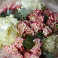 Дуо-букет с кустовыми розами и белой гортензией