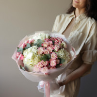 Дуо-букет с кустовыми розами и белой гортензией