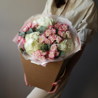 Дуо-букет с кустовыми розами и белой гортензией