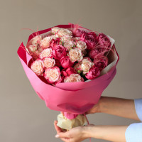 Букет с малиновыми пионовидными розами