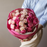 Букет с малиновыми пионовидными розами