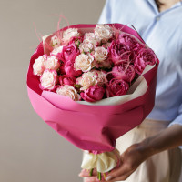 Букет с малиновыми пионовидными розами