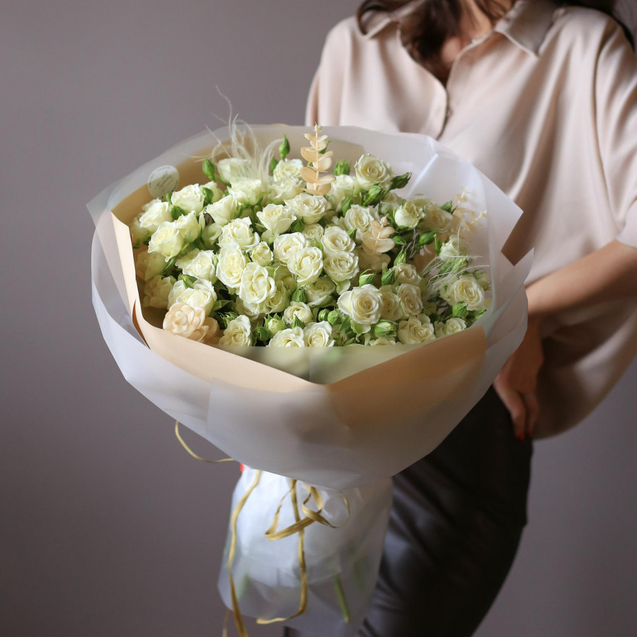 Монобукет с молочными кустовыми розами, 17 шт