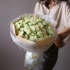 Монобукет с молочными кустовыми розами, 17 шт