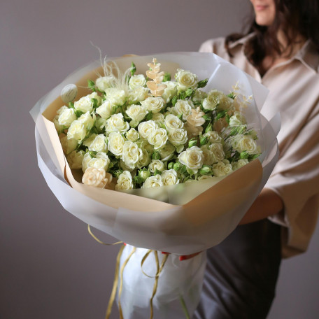 Монобукет с молочными кустовыми розами, 17 шт