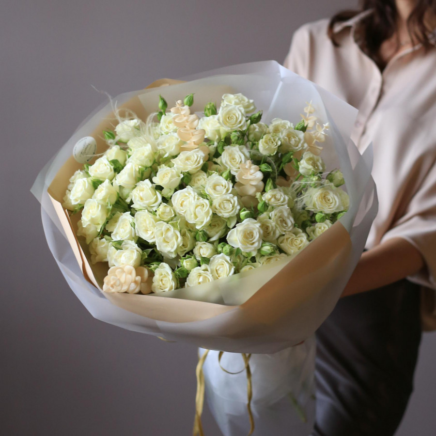 Монобукет с молочными кустовыми розами, 17 шт