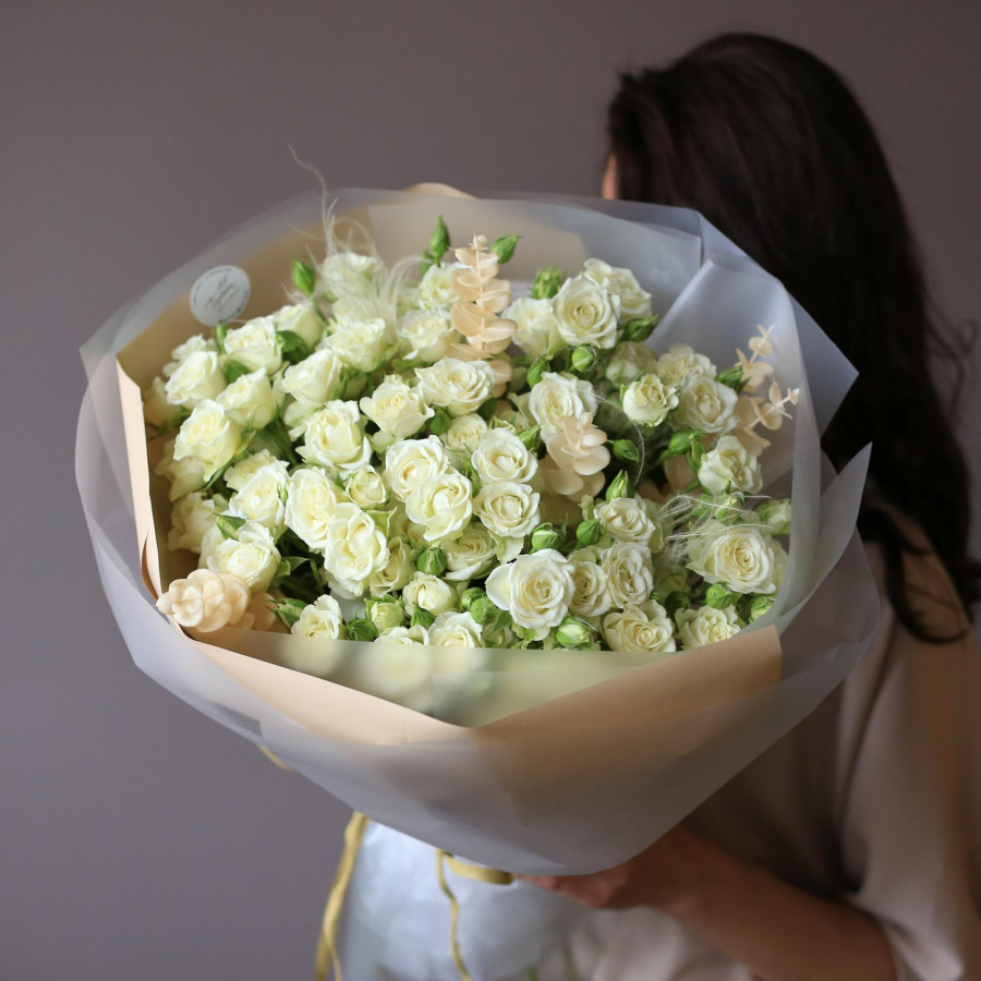 Монобукет с молочными кустовыми розами, 17 шт