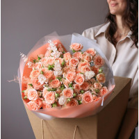 Монобукет с персиковыми кустовыми розами, 17 шт