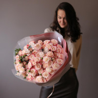 Монобукет с розовыми кустовыми розами, 17 шт