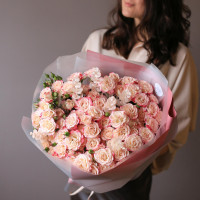 Монобукет с розовыми кустовыми розами, 17 шт