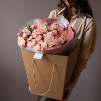 Монобукет с розовыми кустовыми розами, 17 шт