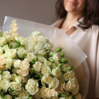 Монобукет с молочными кустовыми розами, 29 шт
