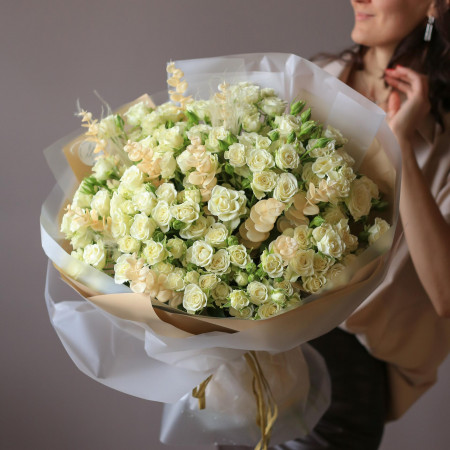 Монобукет с молочными кустовыми розами, 29 шт