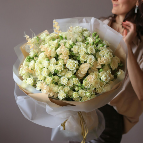 Монобукет с молочными кустовыми розами, 29 шт