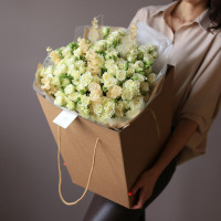 Монобукет с молочными кустовыми розами, 29 шт