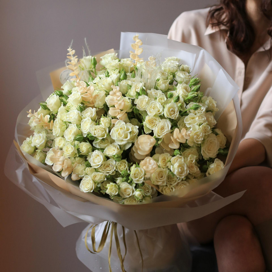Монобукет с молочными кустовыми розами, 29 шт