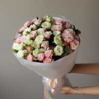 Букет микс белых и розовых кустовых роз