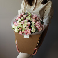 Букет микс белых и розовых кустовых роз