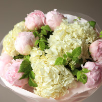 Букет с пионами и гортензией МАЛИНОВЫЙ ПЛОМБИР