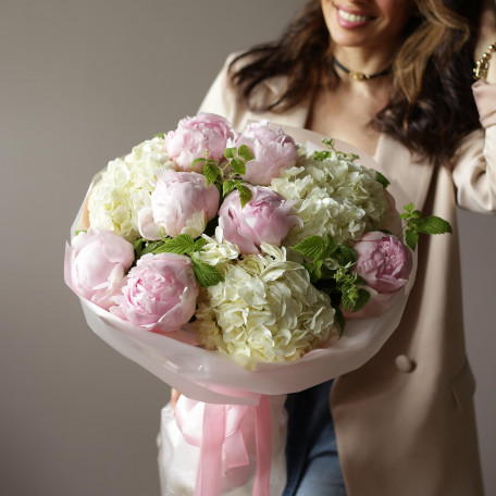 Букет с пионами и гортензией МАЛИНОВЫЙ ПЛОМБИР