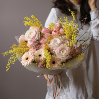 Букет весенний с мимозой  РАССВЕТНЫЙ ПОЦЕЛУЙ