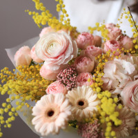 Букет весенний с мимозой  РАССВЕТНЫЙ ПОЦЕЛУЙ