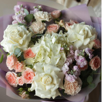 Букет с розами и маттиолой ШЕЛК