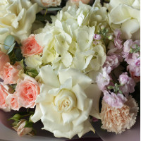 Букет с розами и маттиолой ШЕЛК